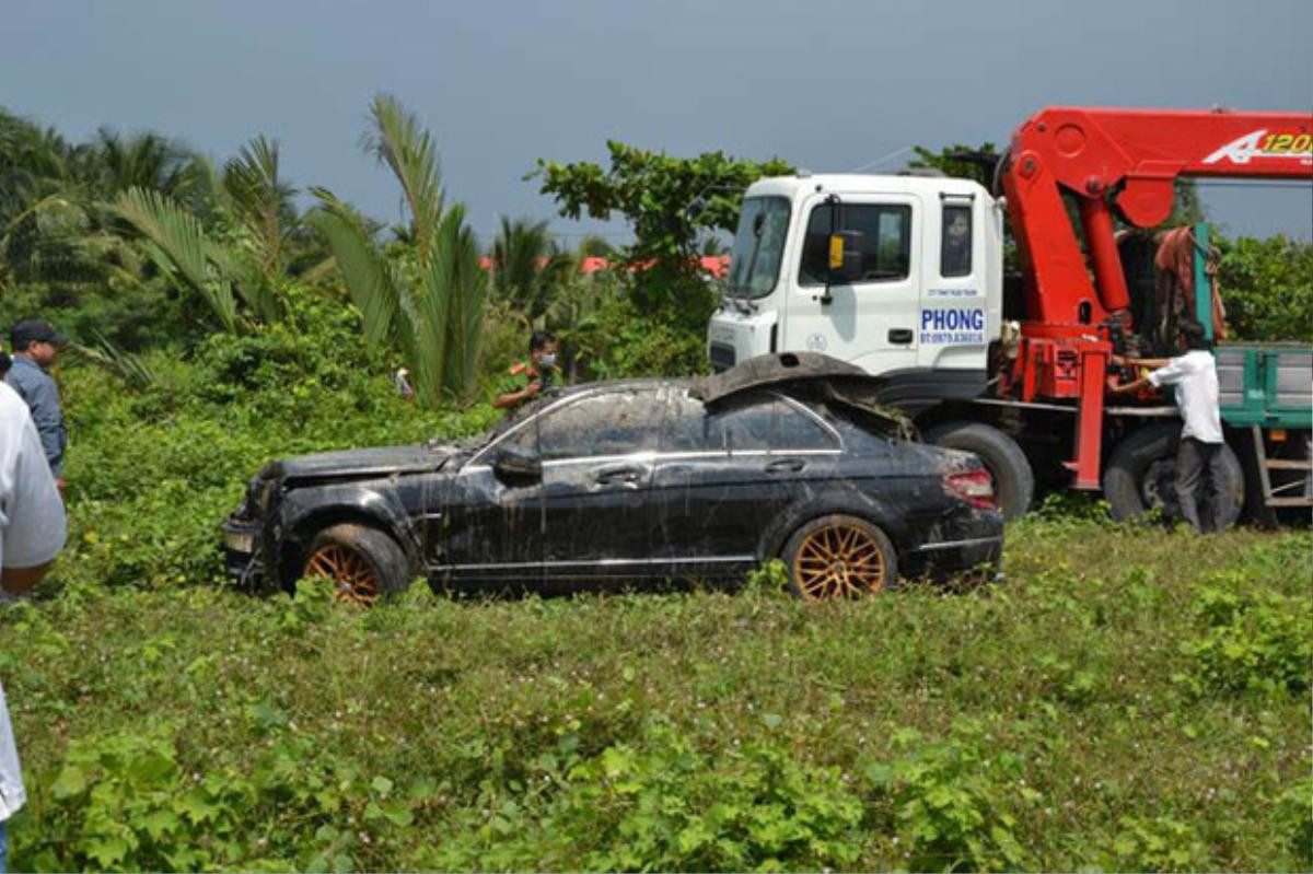 Nhiều điểm bất thường vụ 3 thi thể trong xe Mercedes dưới kênh ở Tiền Giang Ảnh 1