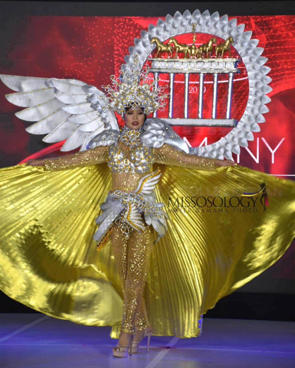 Thu Hiền diện áo dài trắng, mang rồng vàng quyền lực thi National Costume - Miss Asia Pacific Int' 2019 Ảnh 9