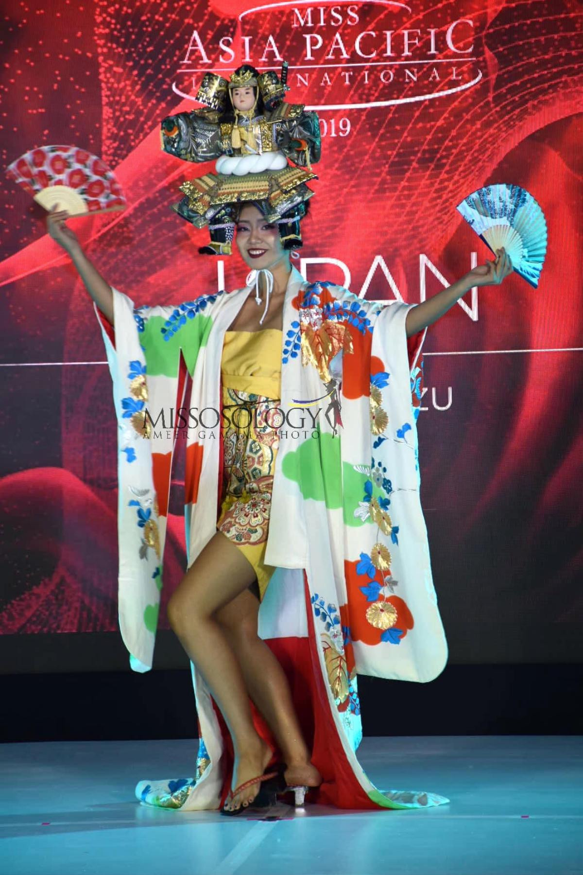 Thu Hiền diện áo dài trắng, mang rồng vàng quyền lực thi National Costume - Miss Asia Pacific Int' 2019 Ảnh 8