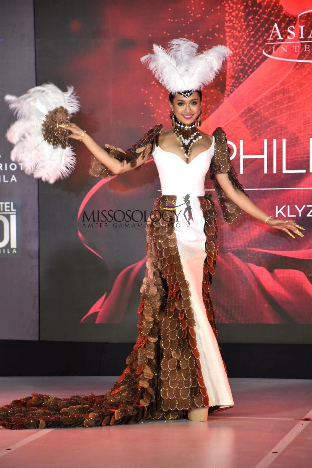 Thu Hiền diện áo dài trắng, mang rồng vàng quyền lực thi National Costume - Miss Asia Pacific Int' 2019 Ảnh 7