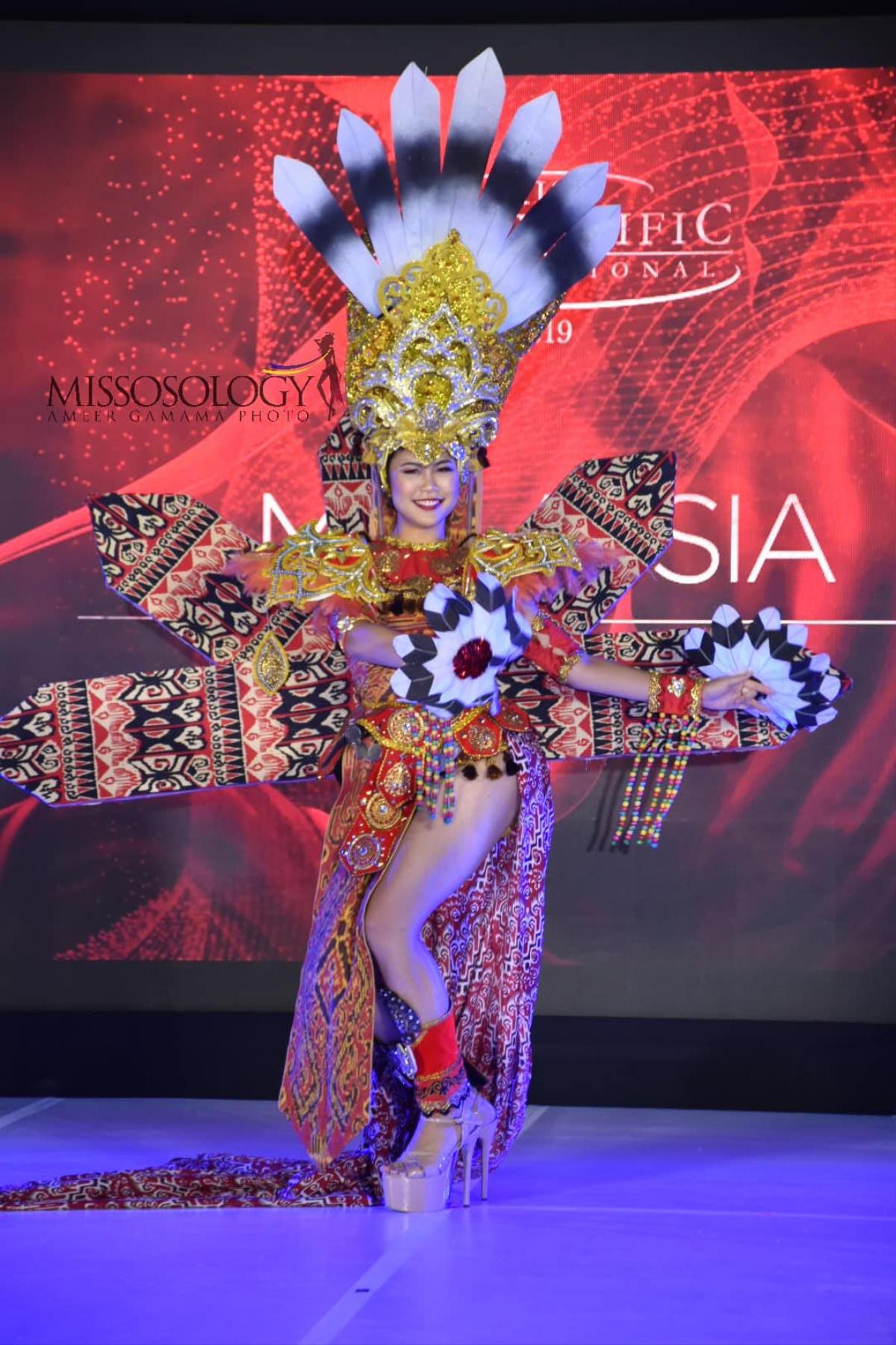 Thu Hiền diện áo dài trắng, mang rồng vàng quyền lực thi National Costume - Miss Asia Pacific Int' 2019 Ảnh 6