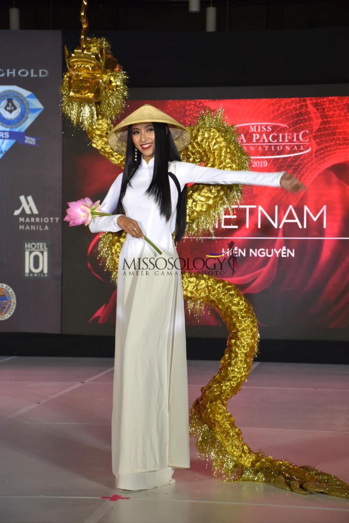 Thu Hiền diện áo dài trắng, mang rồng vàng quyền lực thi National Costume - Miss Asia Pacific Int' 2019 Ảnh 1