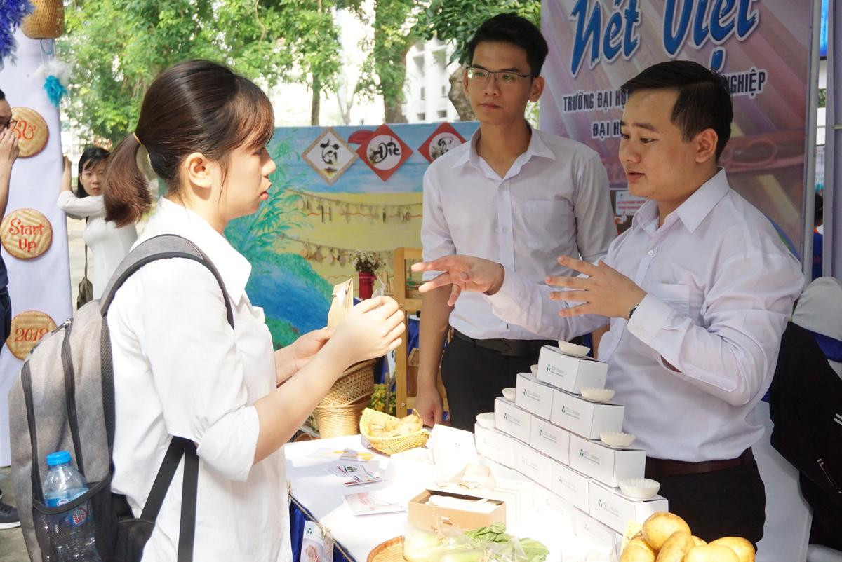 Nam sinh làm bao bì, chén muỗng dùng một lần từ bột khoai tây: ‘Em muốn làm gì đó giảm rác thải nhựa ảnh hưởng đến môi trường’ Ảnh 1