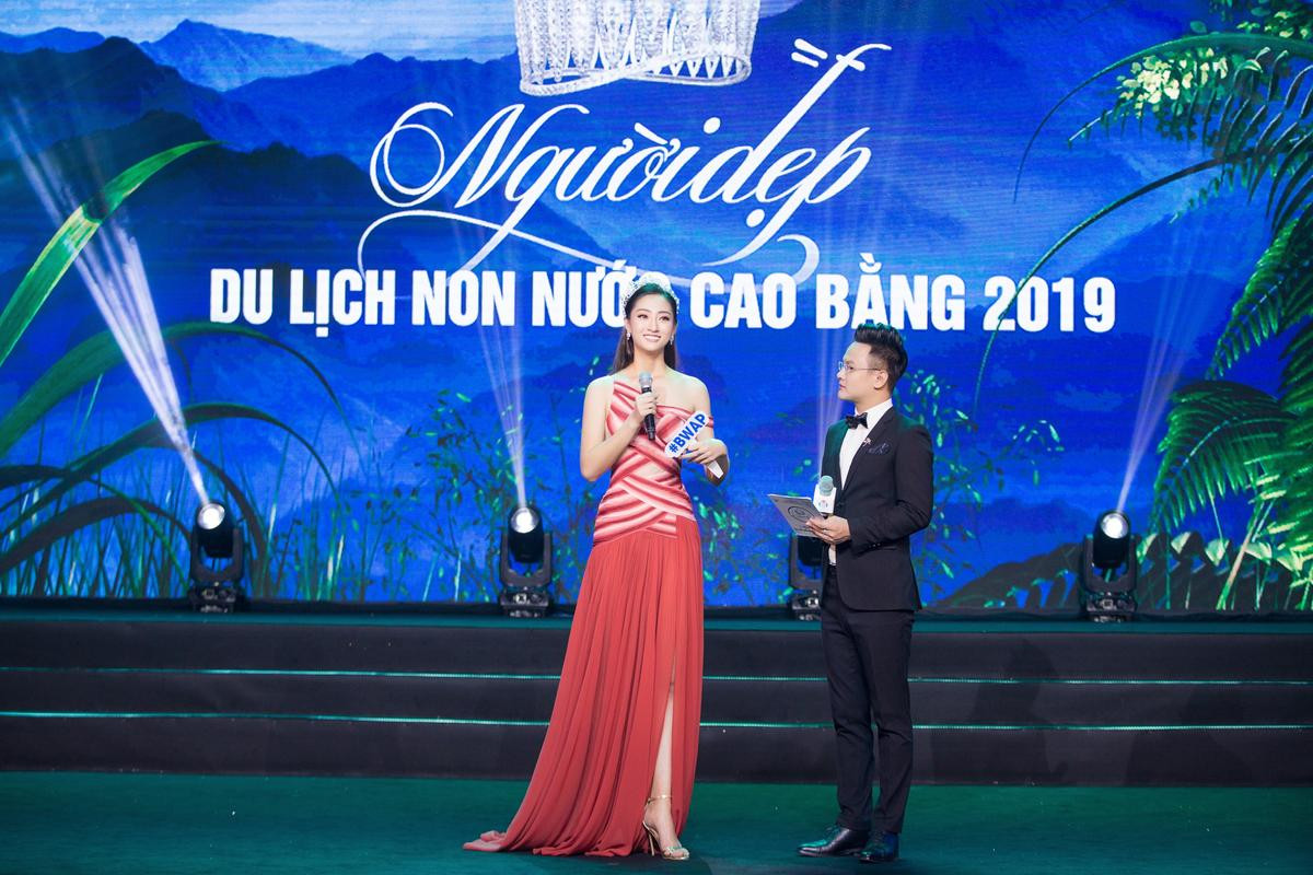 Hoa hậu Lương Thuỳ Linh mặc đầm cắt xẻ tứ bề, khoe dáng nuột nà đi chấm thi sắc đẹp Ảnh 6