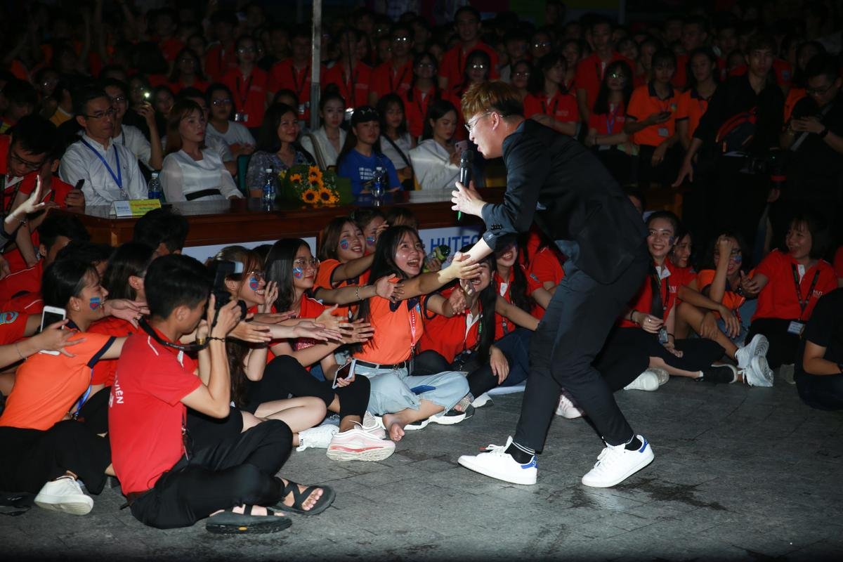 'Đã mắt' chiêm ngưỡng đêm nhạc hoành tráng chào mừng năm học mới, khởi động cuộc thi tìm kiếm tài năng sinh viên tại ĐH HUTECH Ảnh 29