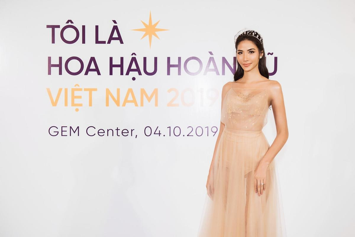 Hoàng Thùy: 'Tôi thích xem bảng dự đoán Miss Universe nhưng vẫn thế: 30 chưa phải là Tết' Ảnh 1