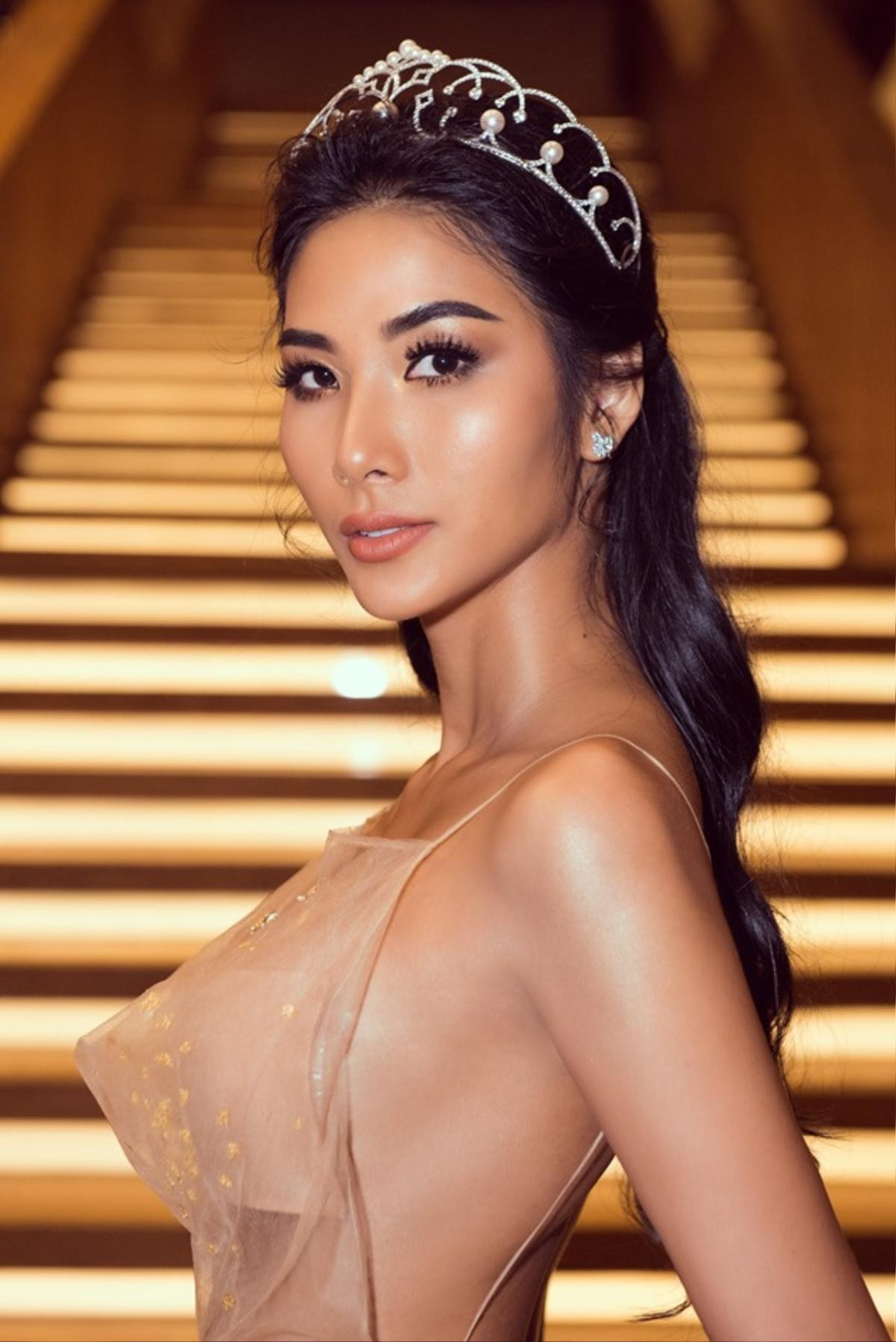 Hoàng Thùy: 'Tôi thích xem bảng dự đoán Miss Universe nhưng vẫn thế: 30 chưa phải là Tết' Ảnh 7