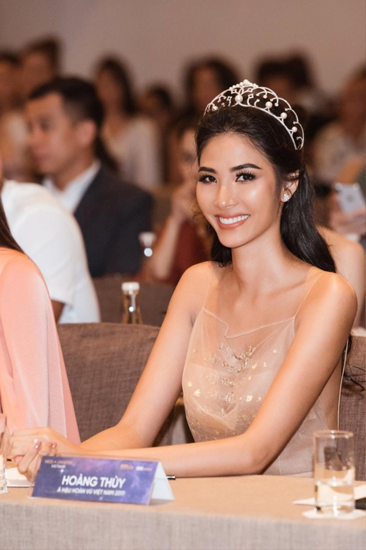 Hoàng Thùy: 'Tôi thích xem bảng dự đoán Miss Universe nhưng vẫn thế: 30 chưa phải là Tết' Ảnh 8