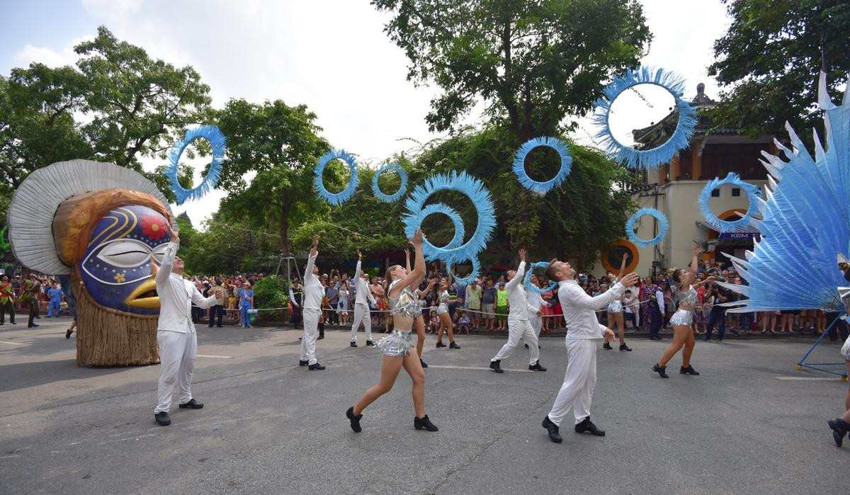 Gần 100 nghệ sĩ biểu diễn lễ hội Carnival đường phố chào mừng '65 năm Giải phóng Thủ đô' Ảnh 2