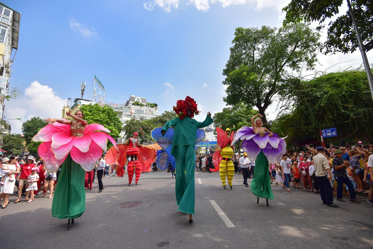 Gần 100 nghệ sĩ biểu diễn lễ hội Carnival đường phố chào mừng '65 năm Giải phóng Thủ đô' Ảnh 3