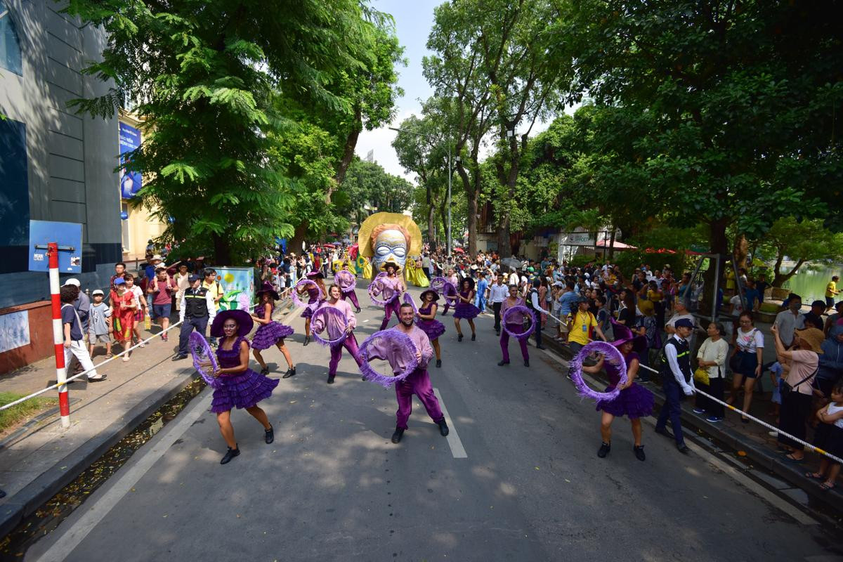 Gần 100 nghệ sĩ biểu diễn lễ hội Carnival đường phố chào mừng '65 năm Giải phóng Thủ đô' Ảnh 4