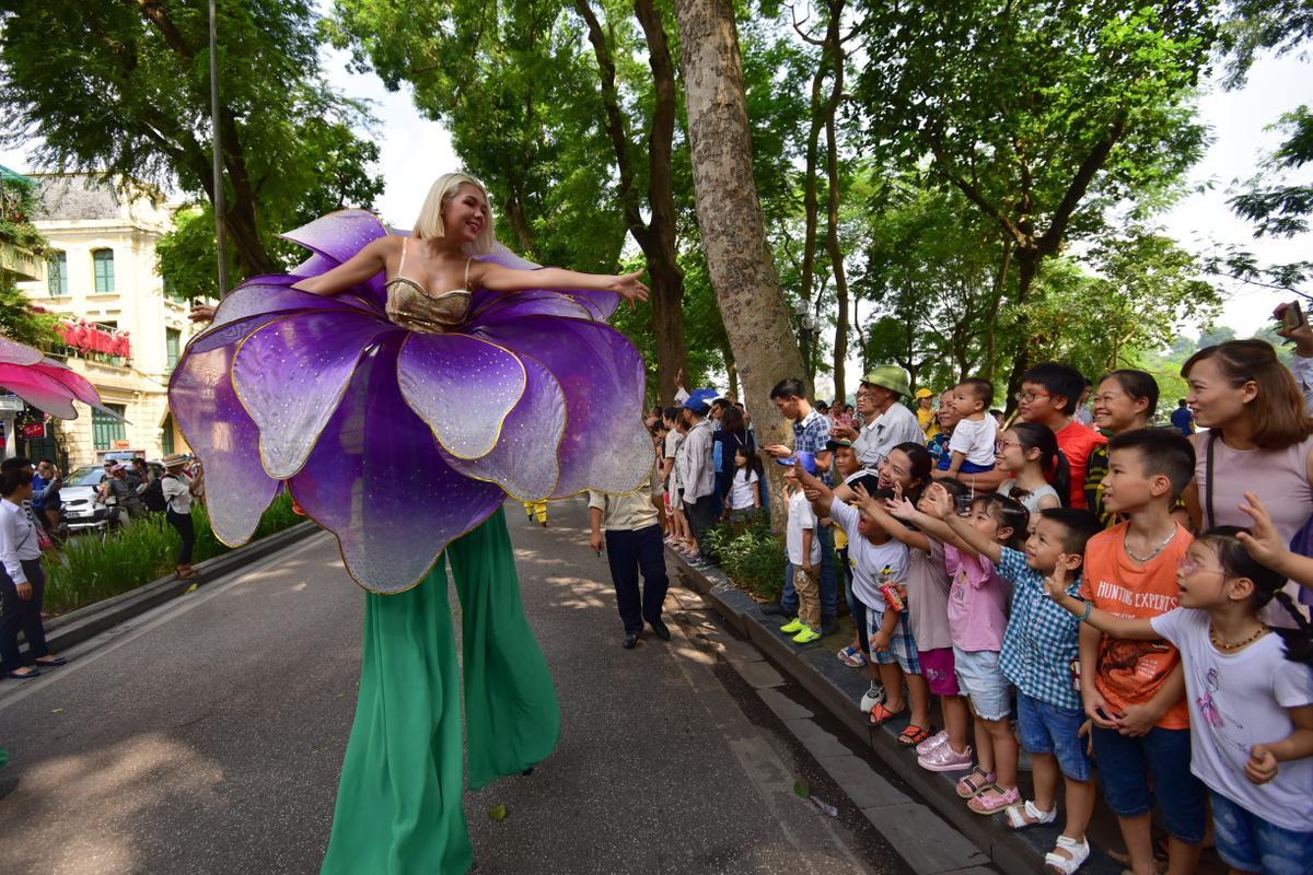 Gần 100 nghệ sĩ biểu diễn lễ hội Carnival đường phố chào mừng '65 năm Giải phóng Thủ đô' Ảnh 7