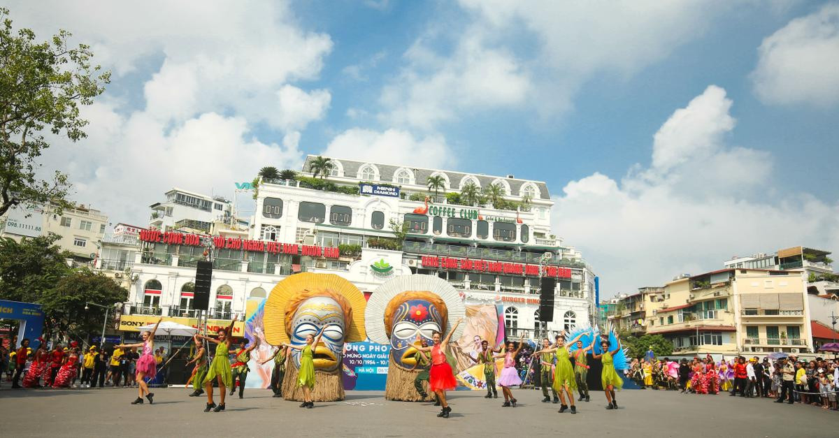 Gần 100 nghệ sĩ biểu diễn lễ hội Carnival đường phố chào mừng '65 năm Giải phóng Thủ đô' Ảnh 1