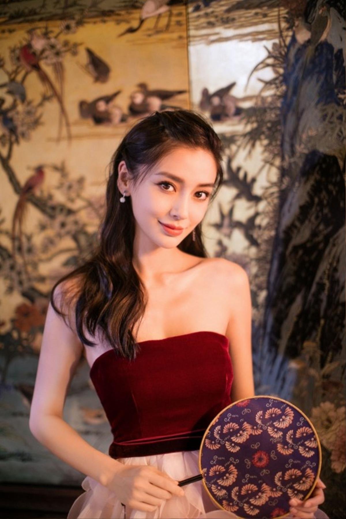 Angelababy được truyền thông Hàn Quốc ca tụng vì vẻ đẹp rạng ngời khi xuất hiện tại LHP Busan Ảnh 1