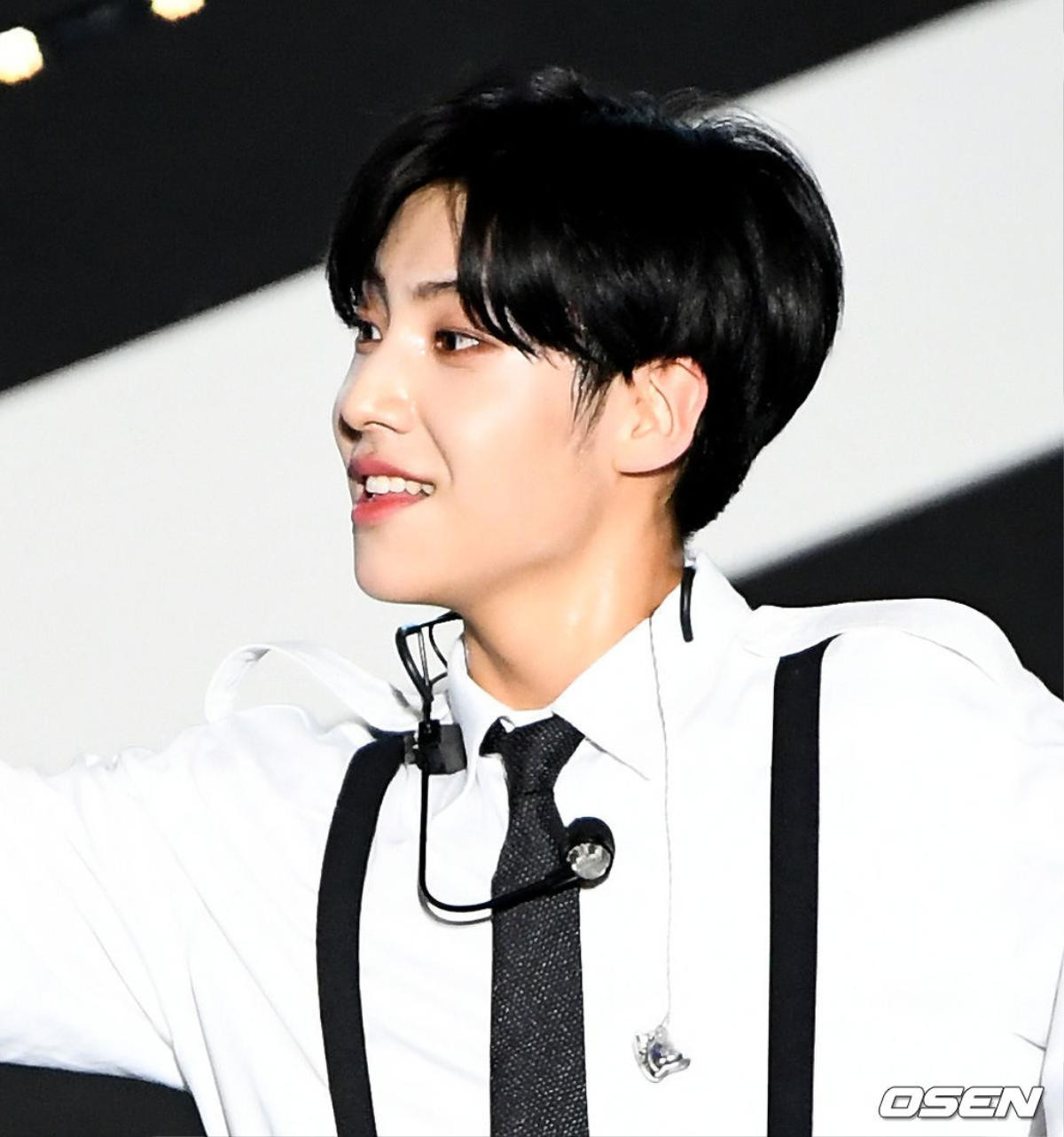 'SMUF K-POP 2019': Kim Kook Heon - Song Yoo Bin tái hợp cùng X1, bất ngờ trình diễn 'MOVE' của 'Produce X 101' Ảnh 16