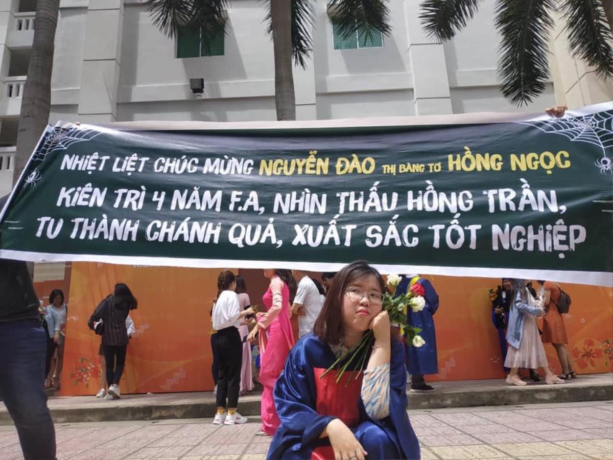 Kiên trì F.A suốt 4 năm Đại học, nữ sinh mặt bí xị vì bị hội bạn thân mang hẳn băng rôn to đùng 'troll' trong ngày tốt nghiệp Ảnh 1