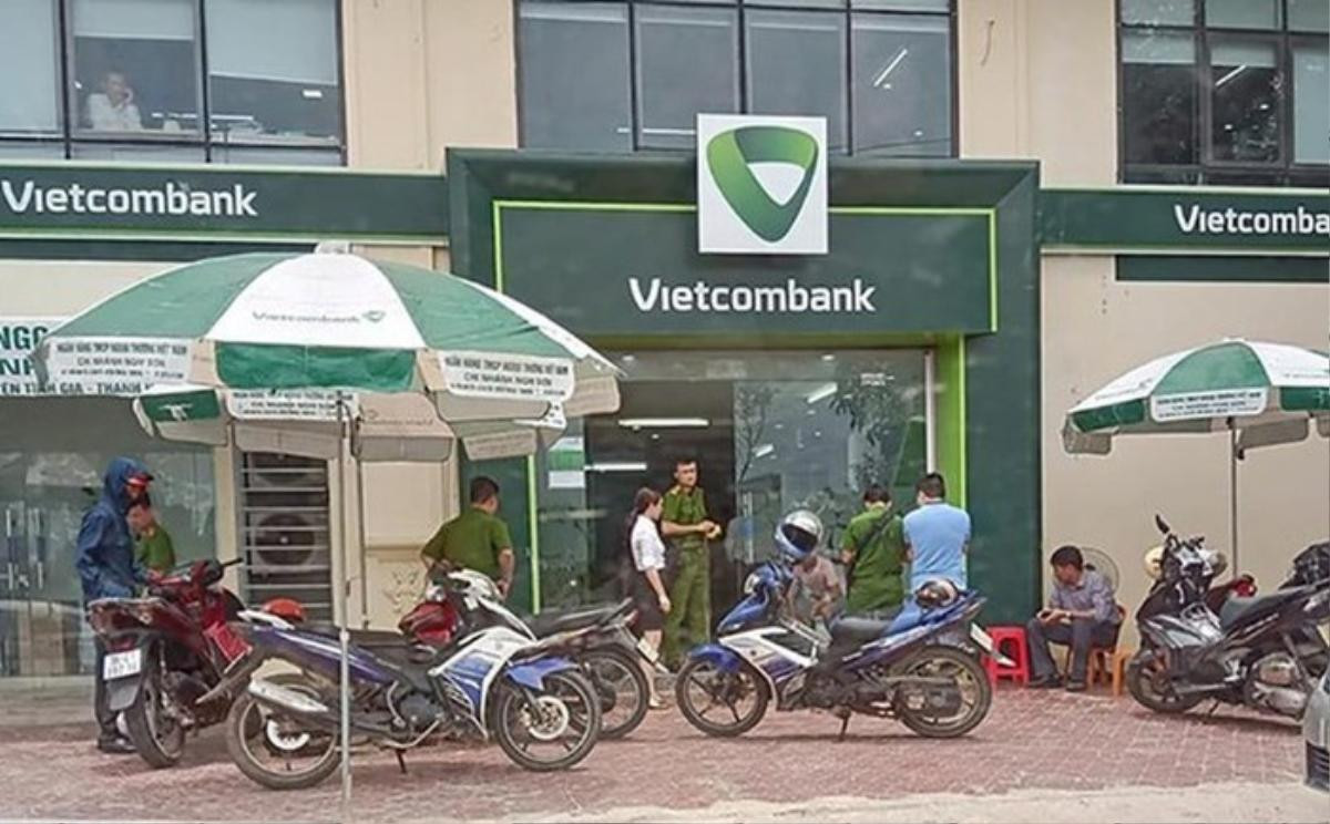 Trung úy công an nổ súng tại ngân hàng Vietcombank bị khởi tố thêm tội danh Ảnh 1