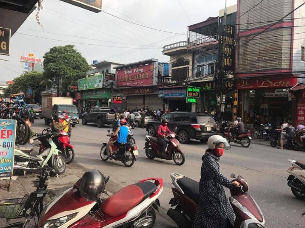 Xác định danh tính nghi phạm mang súng xông vào tiệm vàng cướp tài sản bị ô tô đi đường tông ngã Ảnh 1