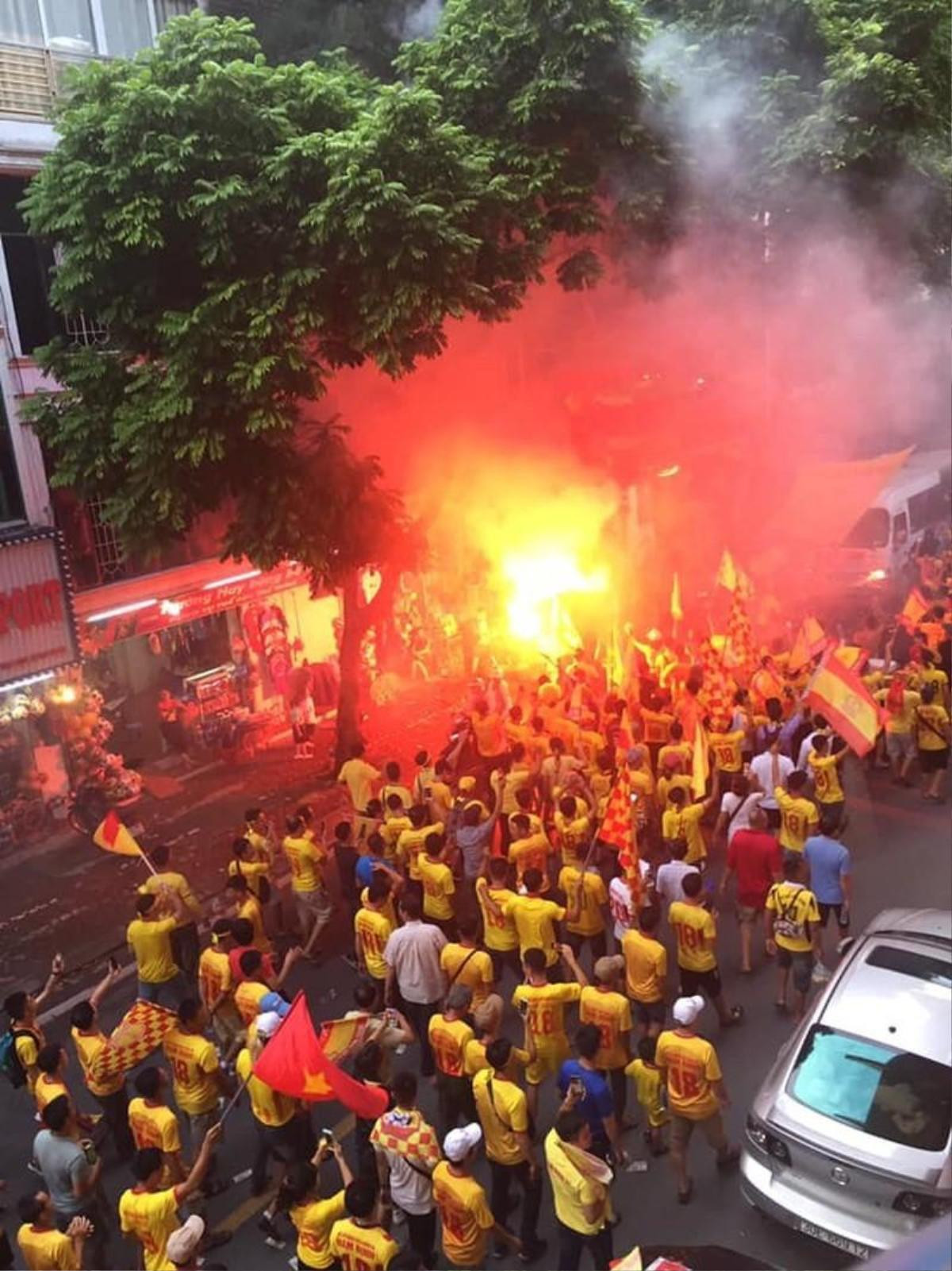 Công an Hà Nội tung lực lượng chống đua xe, đốt pháo trong trận đại chiến Việt Nam - Malaysia Ảnh 1