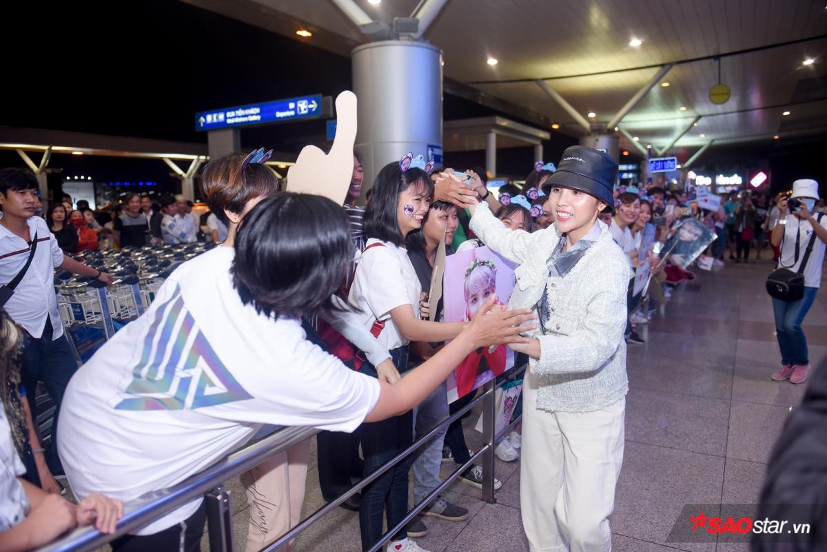 Fan vây kín sân bay tiễn Vũ Cát Tường sang Hàn Quốc tham gia Asia Song Festival 2019 Ảnh 3