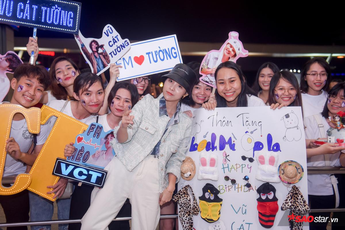 Fan vây kín sân bay tiễn Vũ Cát Tường sang Hàn Quốc tham gia Asia Song Festival 2019 Ảnh 7