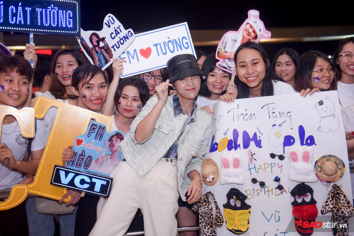 Fan vây kín sân bay tiễn Vũ Cát Tường sang Hàn Quốc tham gia Asia Song Festival 2019 Ảnh 13