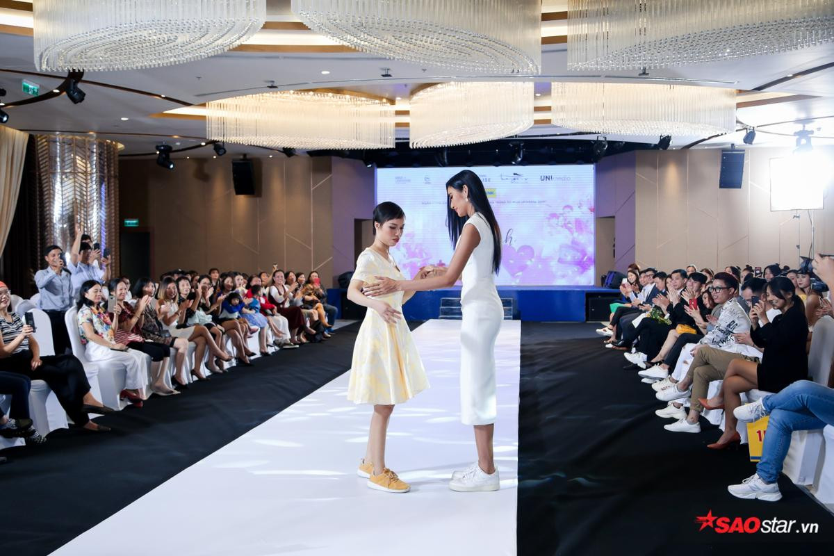 'Đạo diễn catwalk' Hoàng Thùy gây xúc động mạnh khi cầm tay bệnh nhân ung thư diễn Vedette Ảnh 7