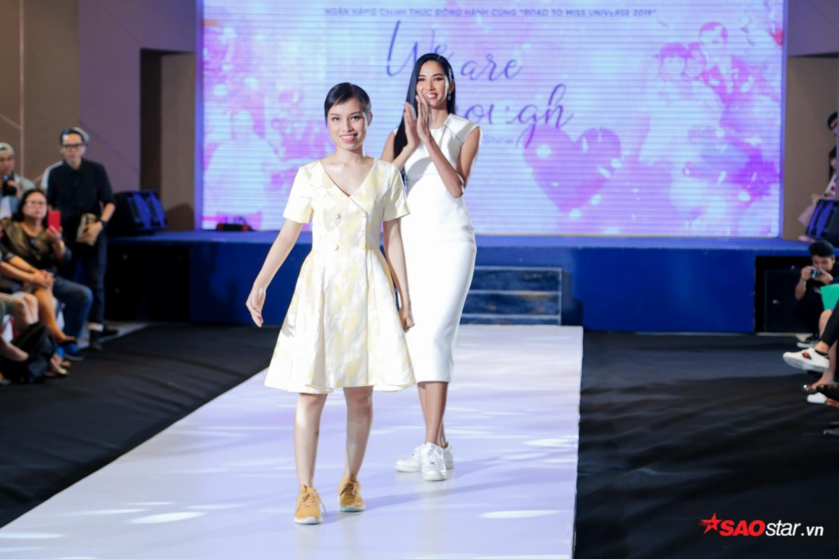 'Đạo diễn catwalk' Hoàng Thùy gây xúc động mạnh khi cầm tay bệnh nhân ung thư diễn Vedette Ảnh 8