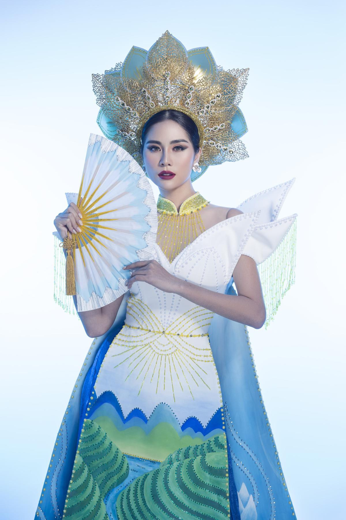 Hoàng Hạnh mang cả hồ sen lên trang phục dân tộc đính 5000 viên pha lê, quyết 'chặt banh' Miss Earth 2019 Ảnh 2