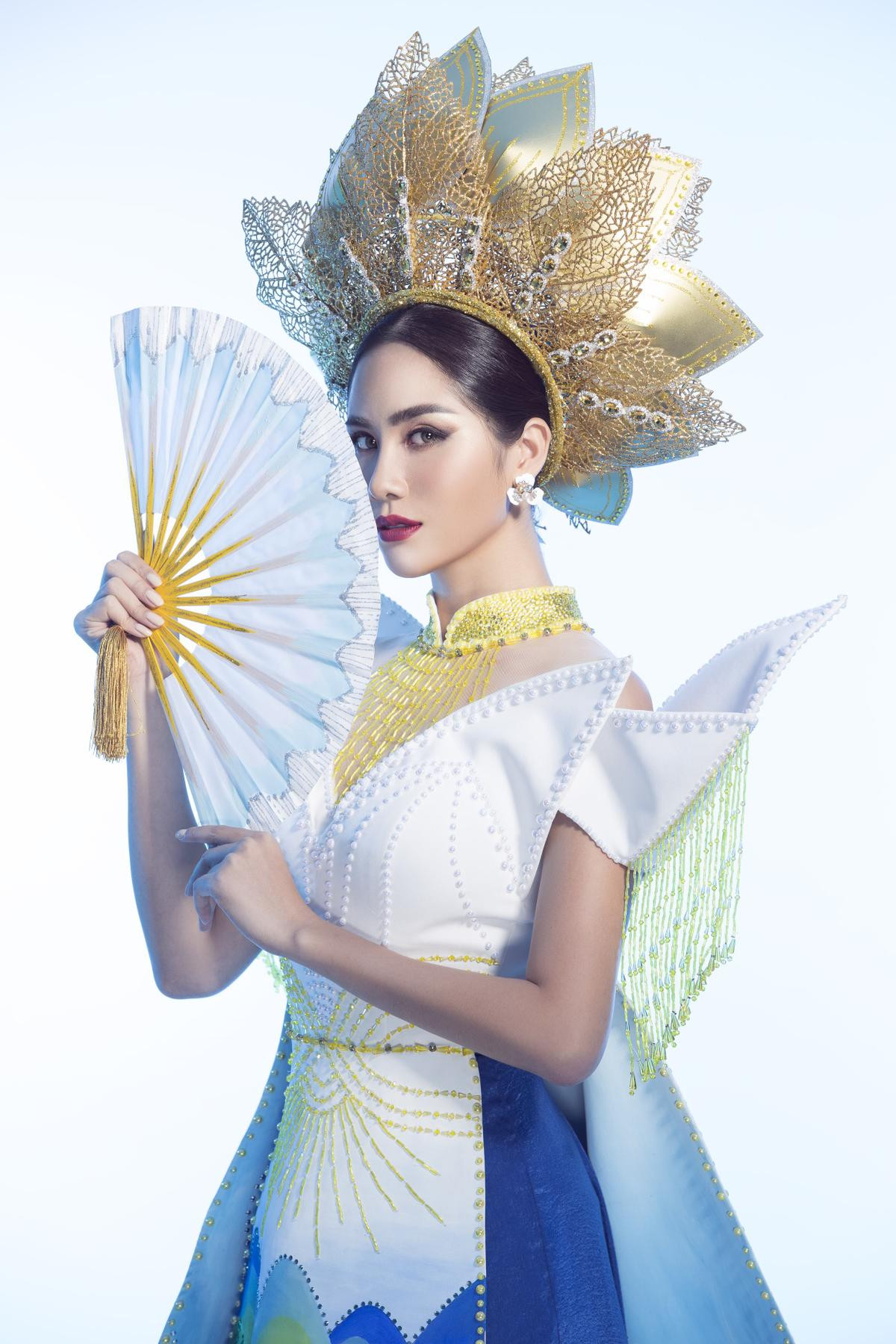 Hoàng Hạnh mang cả hồ sen lên trang phục dân tộc đính 5000 viên pha lê, quyết 'chặt banh' Miss Earth 2019 Ảnh 7