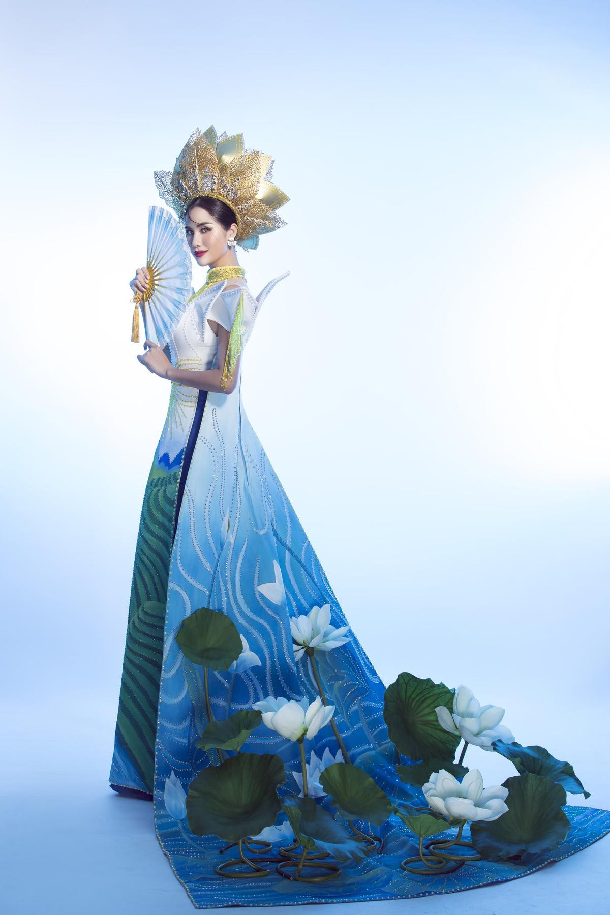 Hoàng Hạnh mang cả hồ sen lên trang phục dân tộc đính 5000 viên pha lê, quyết 'chặt banh' Miss Earth 2019 Ảnh 10