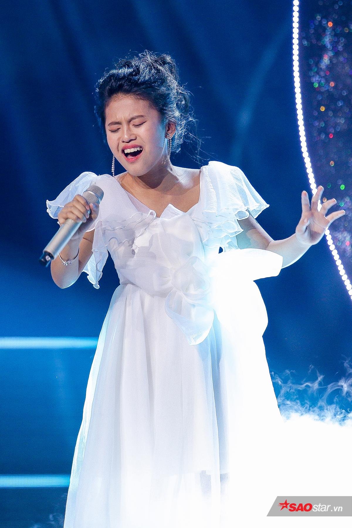 Mang 'kiệt tác thế giới' lên sân khấu The Voice Kids, Bảo Hân bản lĩnh 'trưng trổ' tài năng chuẩn Diva Ảnh 7