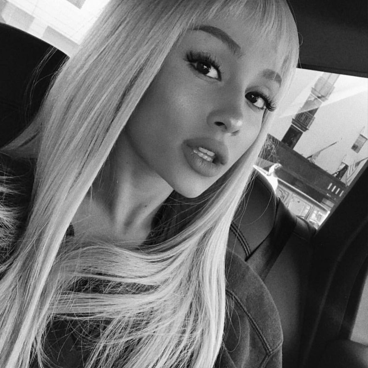 Dụi mắt không nhận ra Ariana Grande 'bánh bèo nhập' khi không buộc tóc đuôi ngựa Ảnh 7