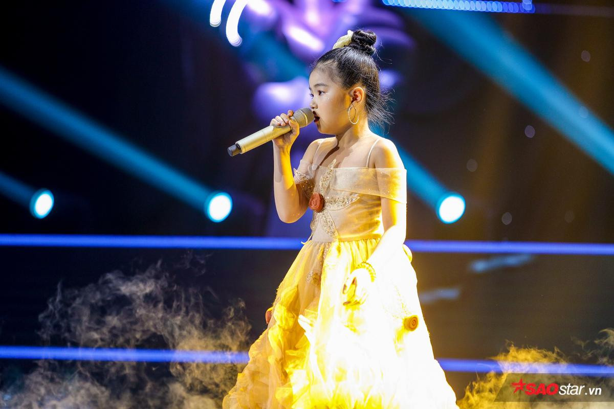 Minh Hằng khoe nội lực giọng hát 'siêu khủng', xuất sắc góp mặt trong Top 6 The Voice Kids 2019 Ảnh 2