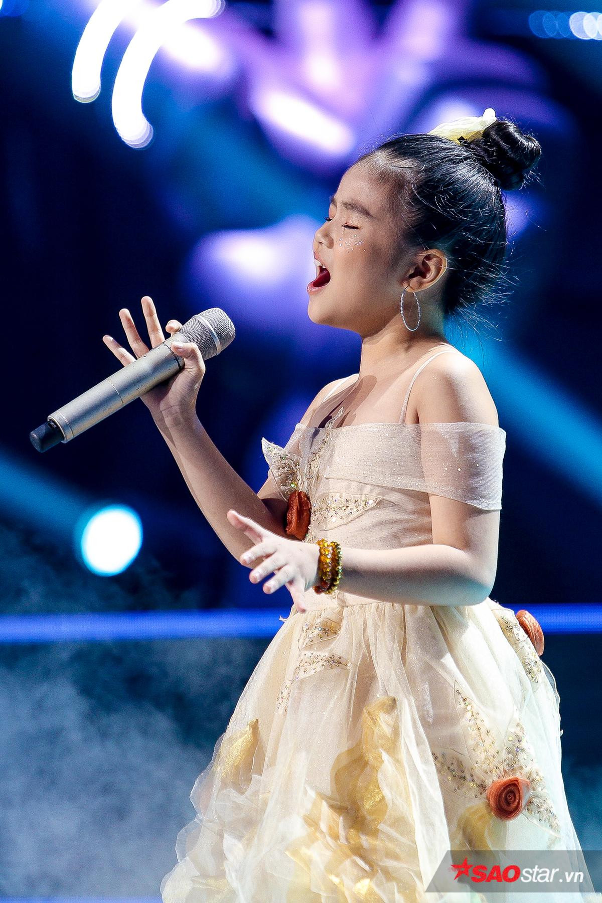 Minh Hằng khoe nội lực giọng hát 'siêu khủng', xuất sắc góp mặt trong Top 6 The Voice Kids 2019 Ảnh 1