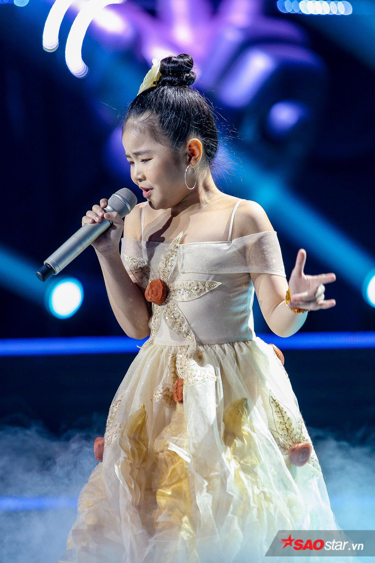 Minh Hằng khoe nội lực giọng hát 'siêu khủng', xuất sắc góp mặt trong Top 6 The Voice Kids 2019 Ảnh 4