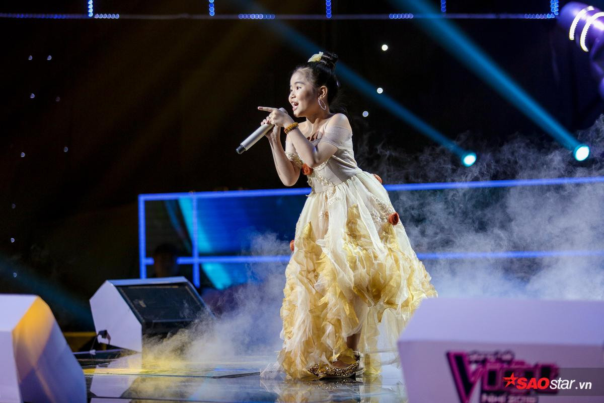 Minh Hằng khoe nội lực giọng hát 'siêu khủng', xuất sắc góp mặt trong Top 6 The Voice Kids 2019 Ảnh 6