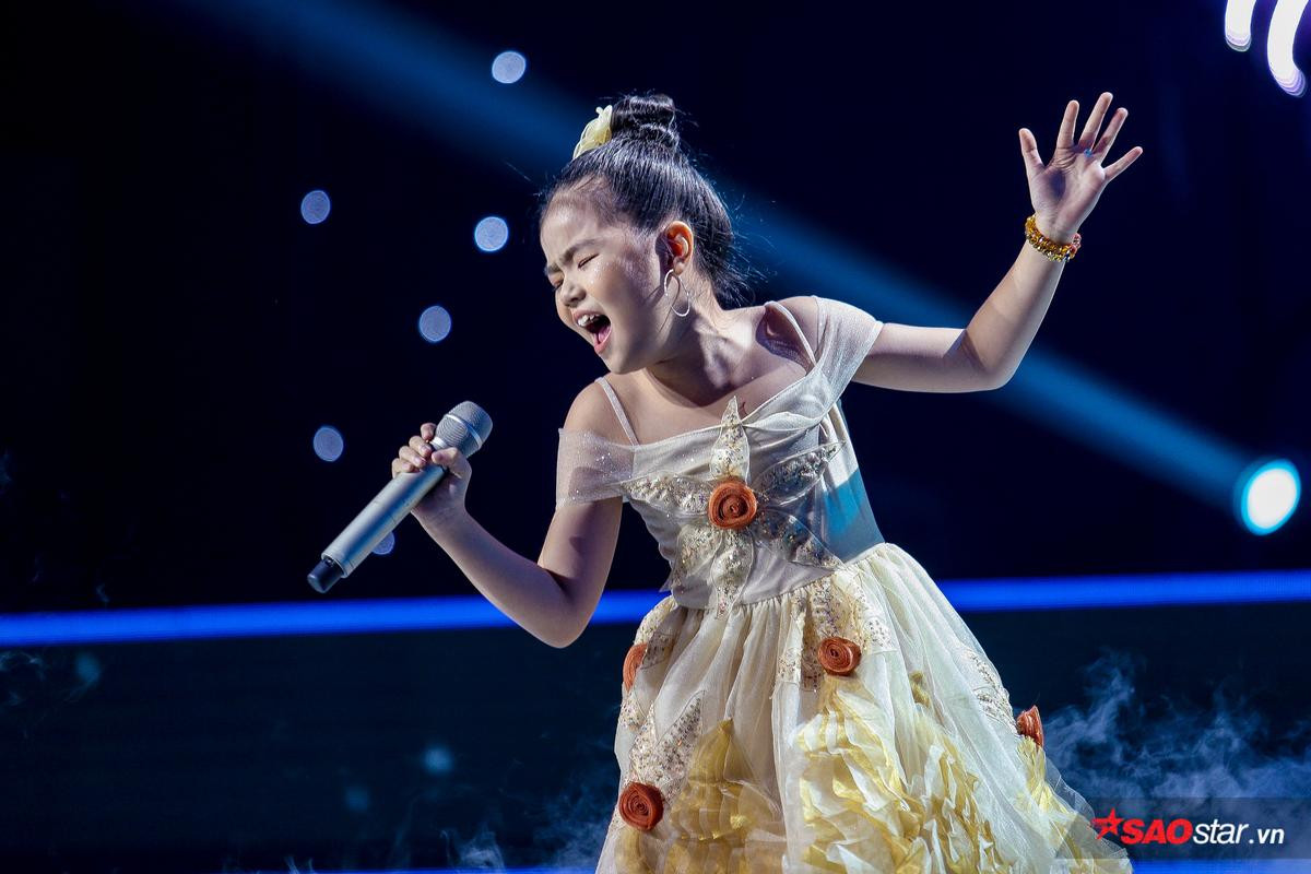 Minh Hằng khoe nội lực giọng hát 'siêu khủng', xuất sắc góp mặt trong Top 6 The Voice Kids 2019 Ảnh 7