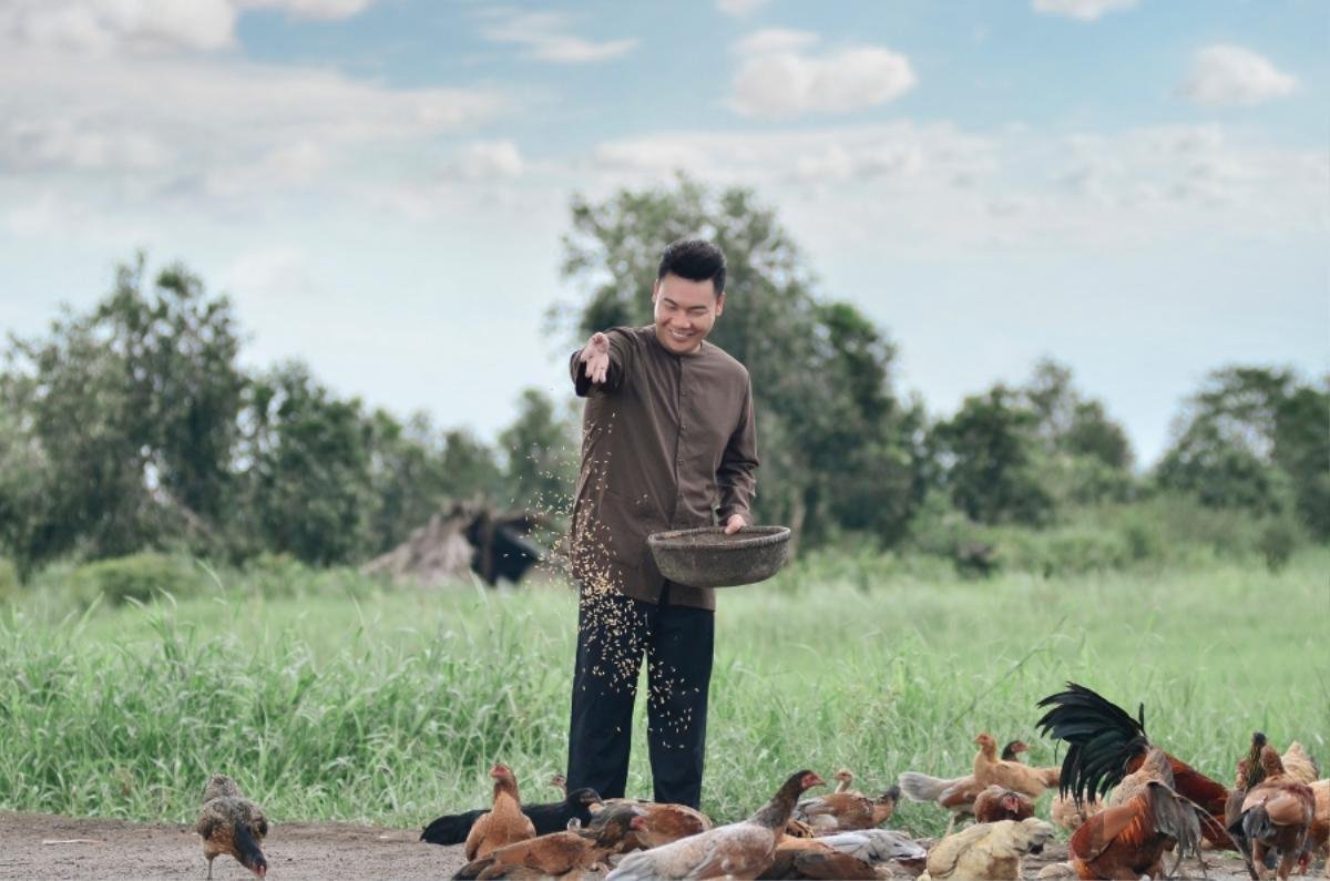 Nhẹ nhàng với dân ca là thế ai ngờ Hamlet Trương 'hành' diễn viên nữ đến… sốt cao, trật tay Ảnh 4