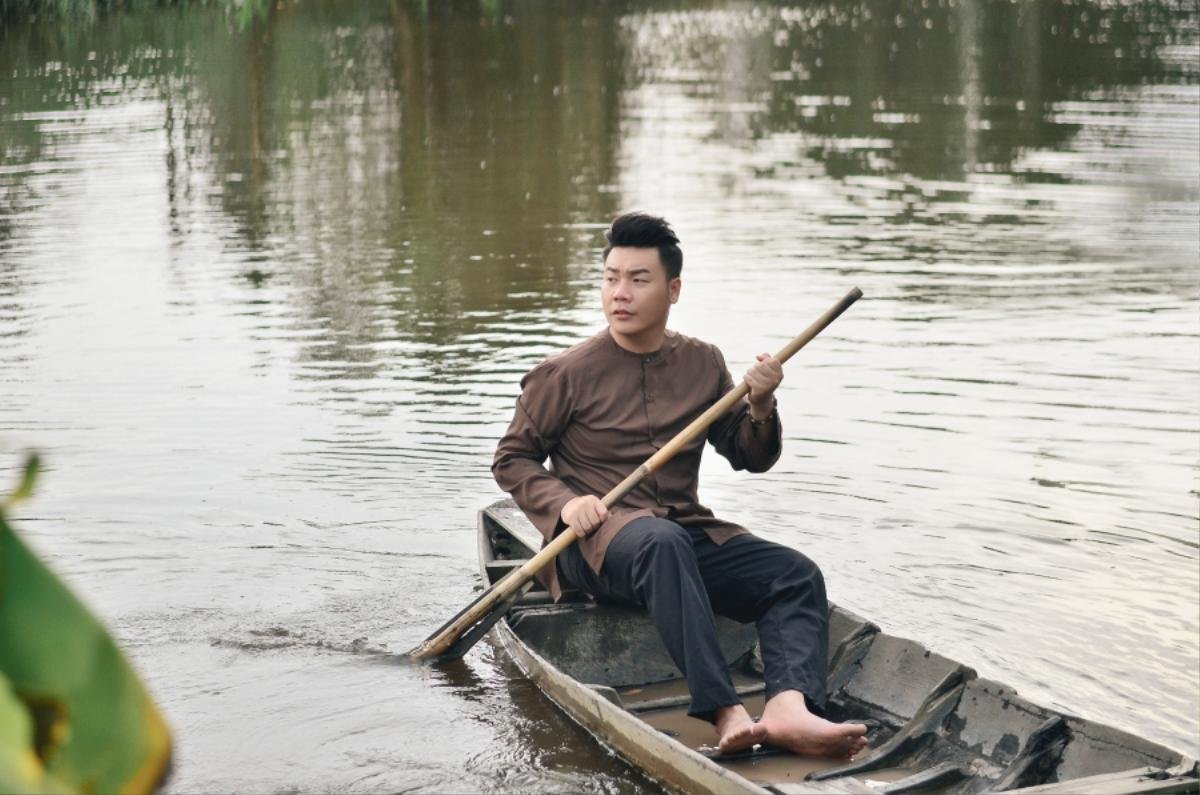 Nhẹ nhàng với dân ca là thế ai ngờ Hamlet Trương 'hành' diễn viên nữ đến… sốt cao, trật tay Ảnh 2