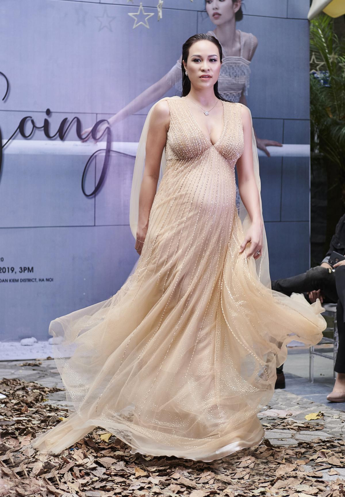 Siêu mẫu Phương Mai vác bụng bầu 8 tháng tự tin sải bước catwalk Ảnh 1