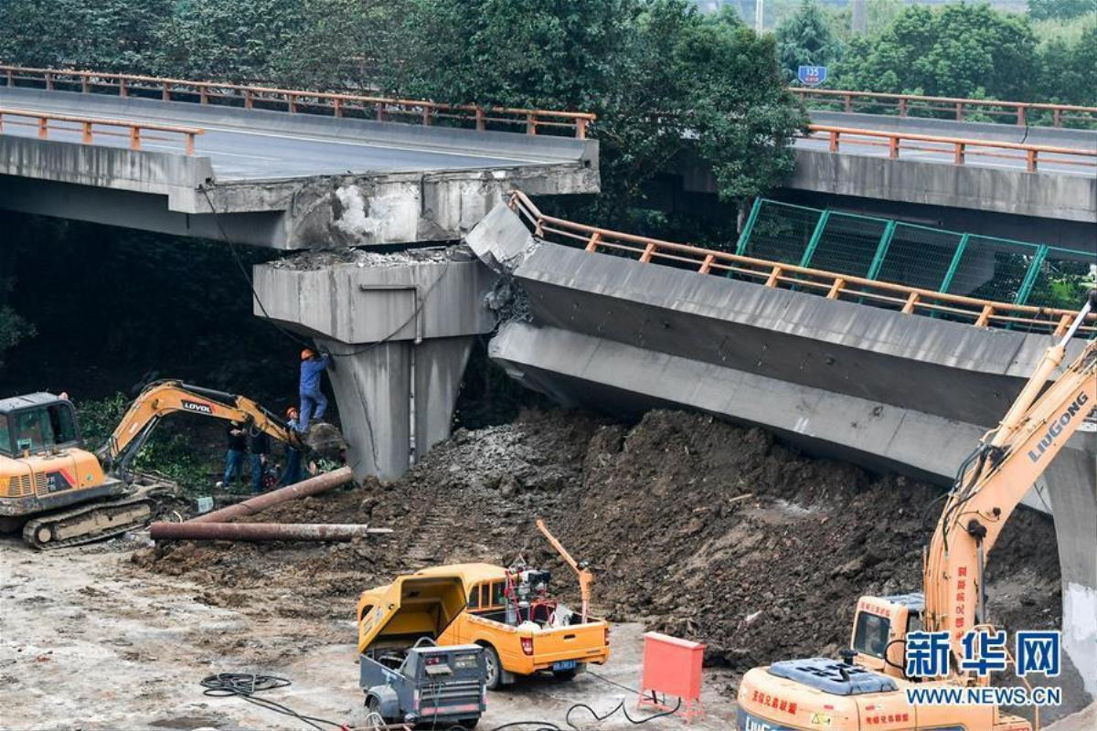 Cầu vượt Trung Quốc bất ngờ đổ sập, nhiều xe dưới gầm bị nghiền nát Ảnh 5