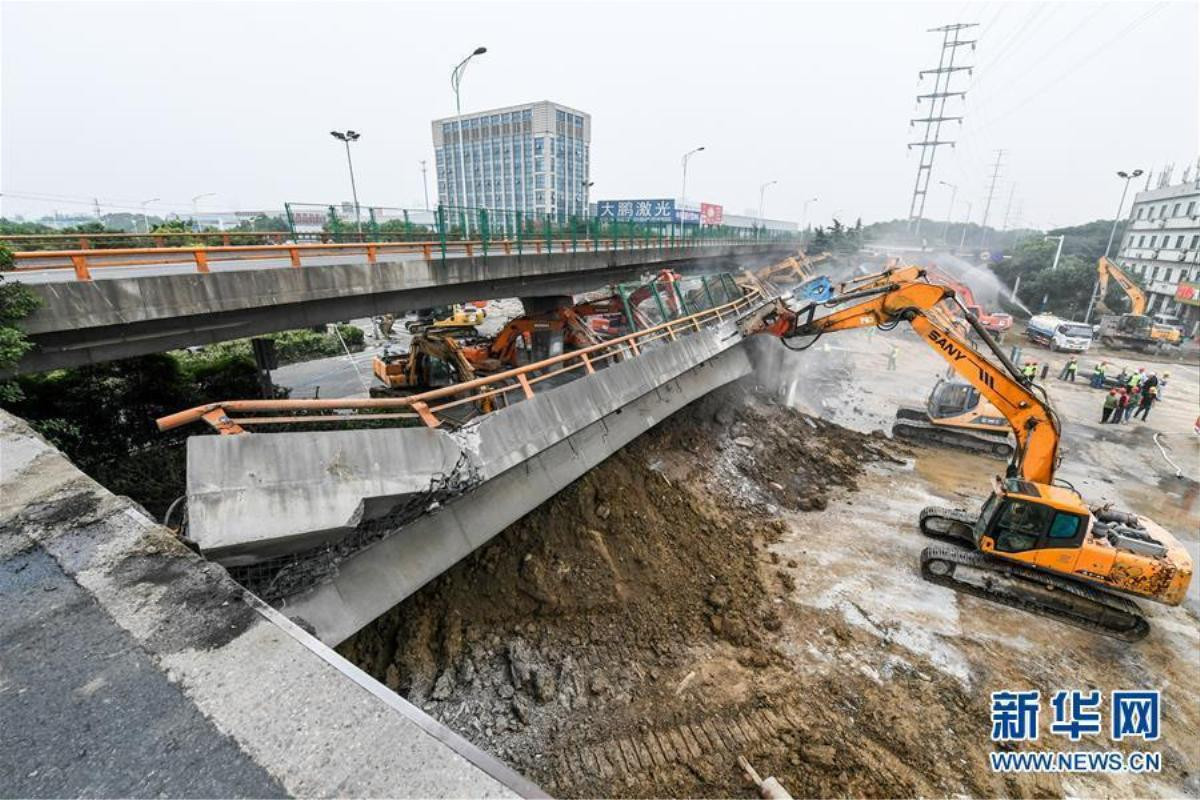 Cầu vượt Trung Quốc bất ngờ đổ sập, nhiều xe dưới gầm bị nghiền nát Ảnh 4