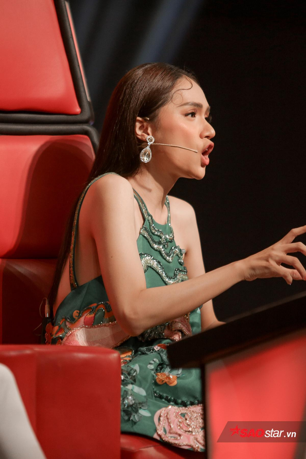 Hương Giang nhảy 'cực sung' trên ghế nóng The Voice Kids như 'thuộc bài hơn cả học trò' Ảnh 3