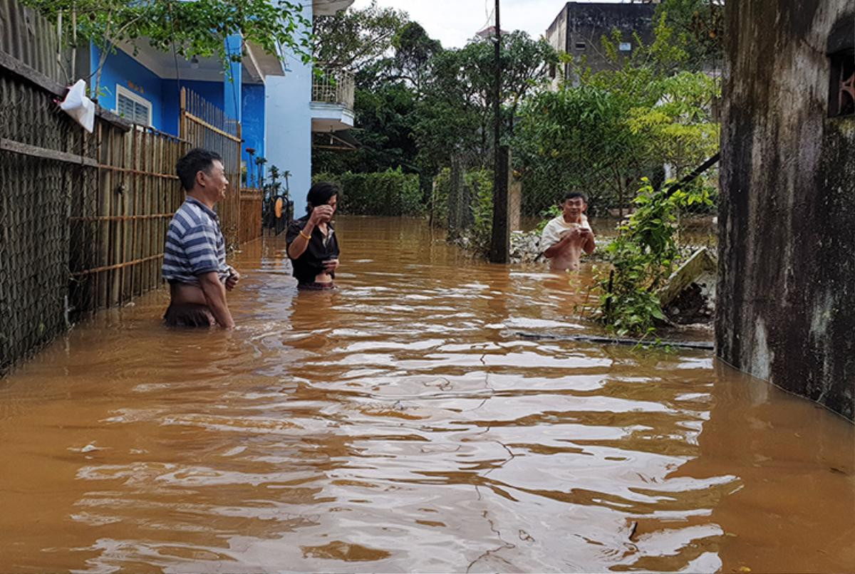 TP Bảo Lộc - Lâm Đồng ngập nặng nề sau mưa lớn: Nhiều tuyến đường chìm trong nước, tài sản bị hư hại Ảnh 2