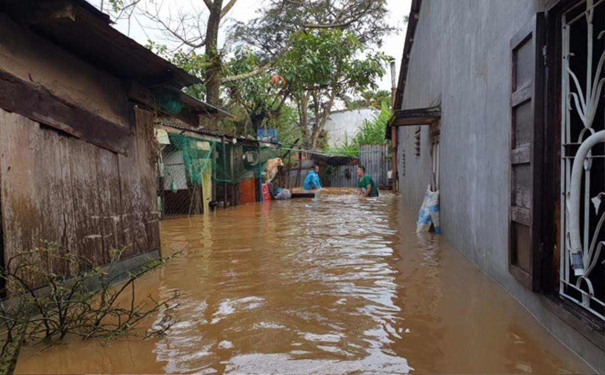 TP Bảo Lộc - Lâm Đồng ngập nặng nề sau mưa lớn: Nhiều tuyến đường chìm trong nước, tài sản bị hư hại Ảnh 4