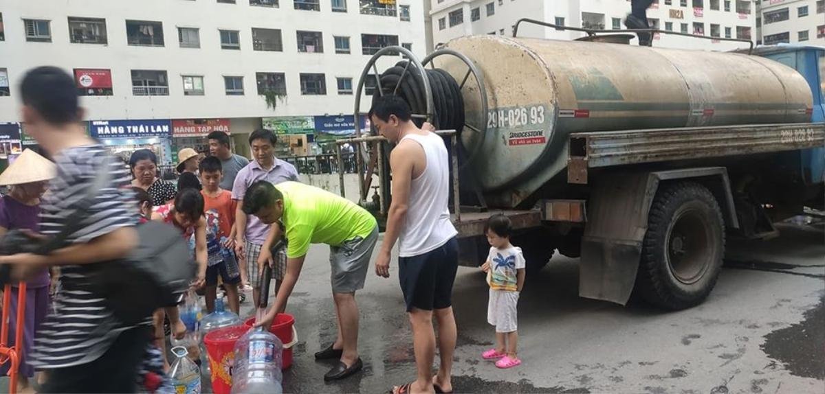 Lo nước sông Đà nhiễm dầu thải khét, hàng nghìn cư dân Linh Đàm bế trẻ nhỏ đi lấy nước sạch Ảnh 1