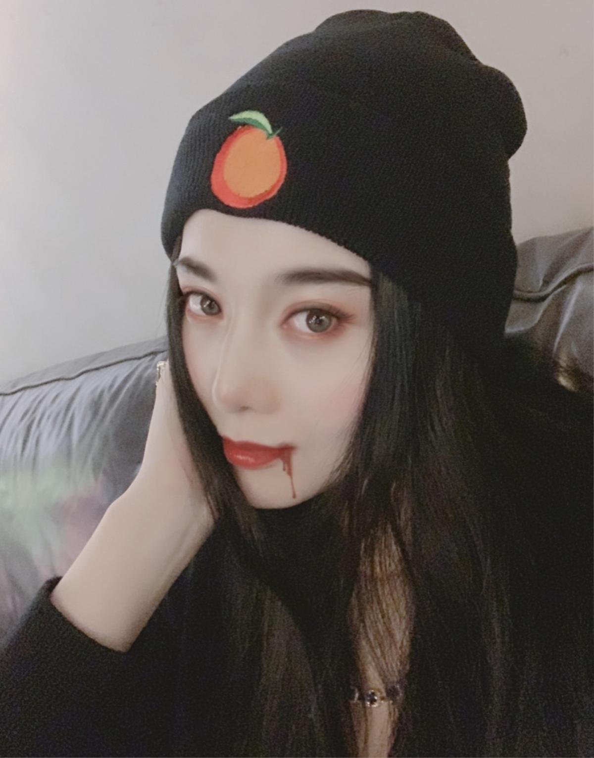 Đăng ảnh selfie hóa ma cà rồng quyến rũ đêm Halloween, Phạm Băng Băng còn khiến một món đồ gây sốt Ảnh 1