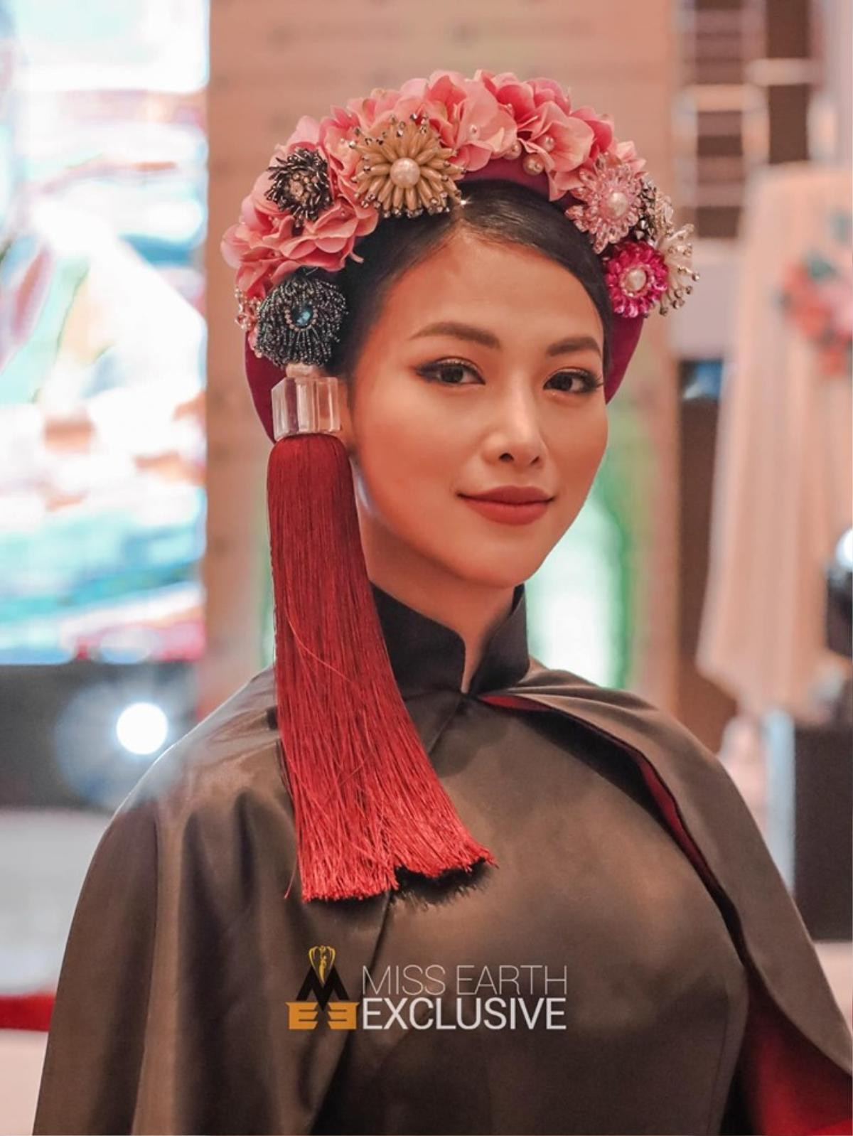 Diện áo dài 'hoành tráng', Phương Khánh đẹp quyền lực ngay đêm National Costume Miss Earth 2019 Ảnh 1