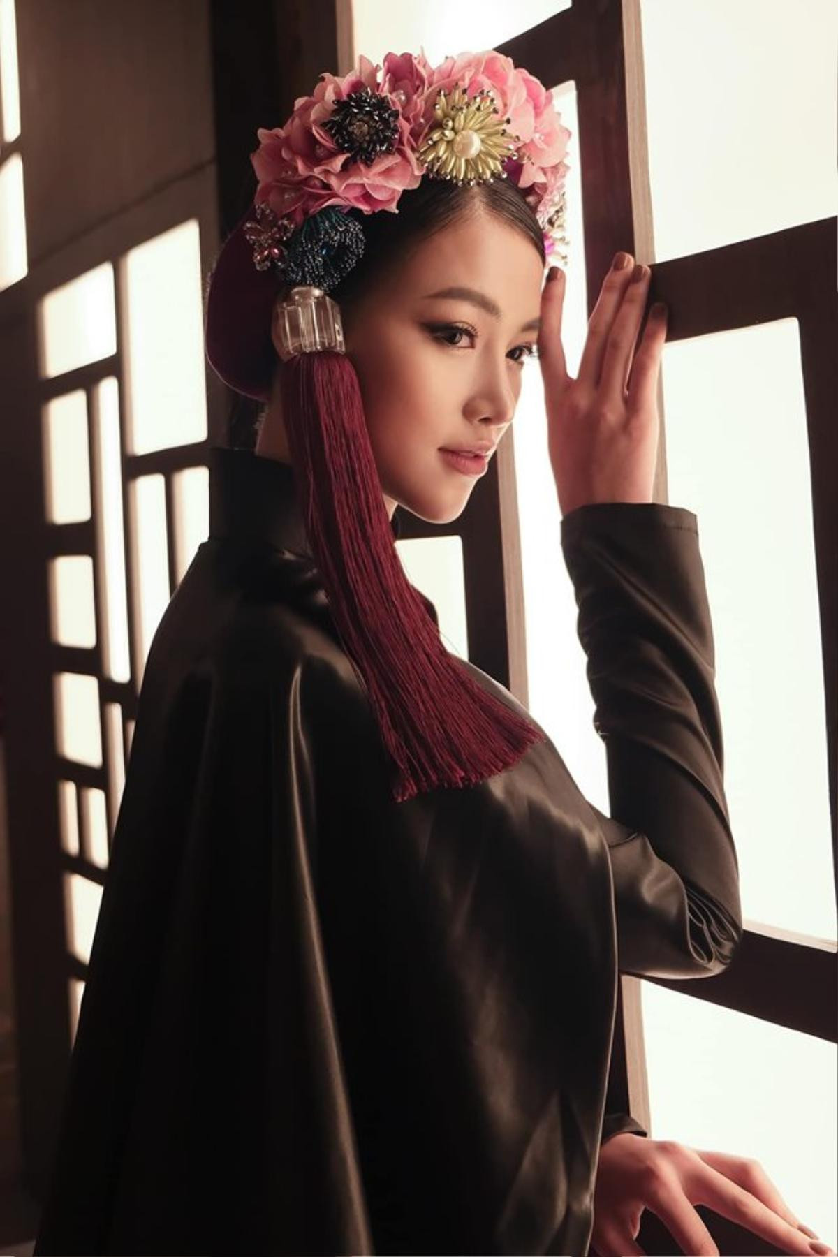 Diện áo dài 'hoành tráng', Phương Khánh đẹp quyền lực ngay đêm National Costume Miss Earth 2019 Ảnh 3